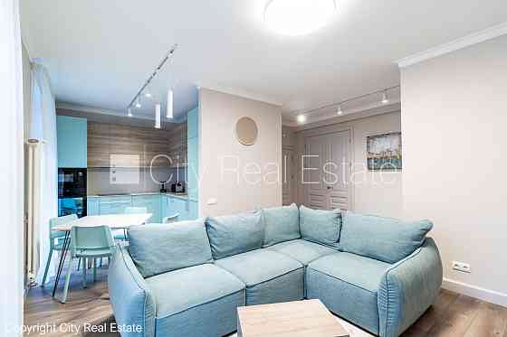 Фасадный дом, закрытый двор, вход со двора, французский балкон, окна выходят в обе Рига