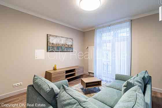 Фасадный дом, закрытый двор, вход со двора, французский балкон, окна выходят в обе Рига