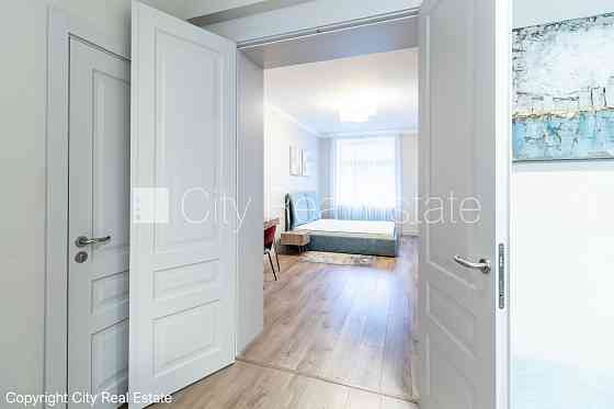 Фасадный дом, закрытый двор, вход со двора, французский балкон, окна выходят в обе Рига