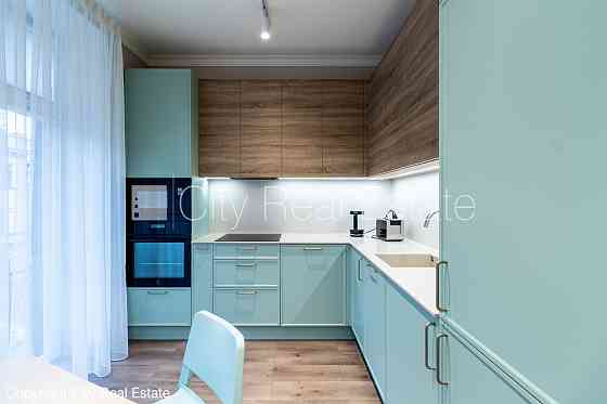 Фасадный дом, закрытый двор, вход со двора, французский балкон, окна выходят в обе Рига