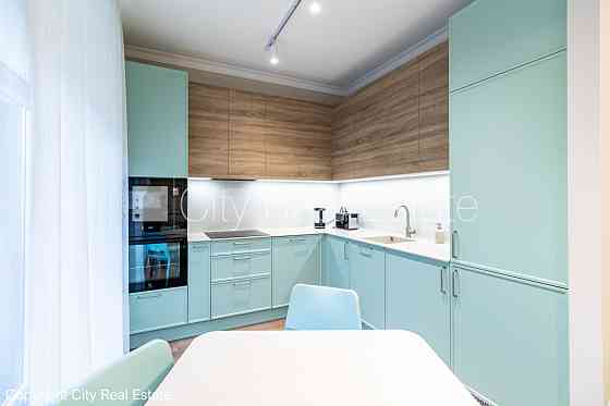 Фасадный дом, закрытый двор, вход со двора, французский балкон, окна выходят в обе Рига