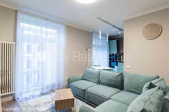 Фасадный дом, закрытый двор, вход со двора, французский балкон, окна выходят в обе Рига