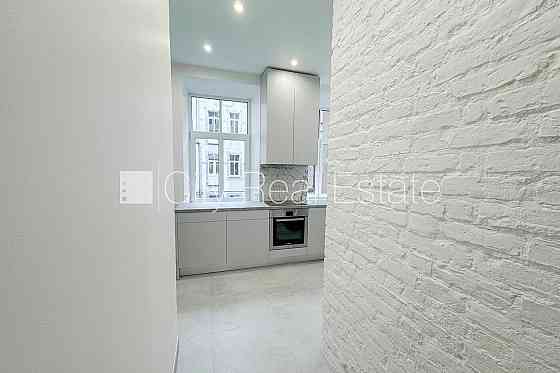 Фасадный дом, реновированный дом, закрытый двор, вход с улицы, окна выходят во Рига