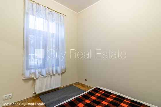 Здание во дворе, благоустроенная озеленённая территория, бесплатная стоянка во Рига