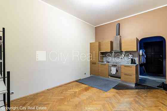 Здание во дворе, благоустроенная озеленённая территория, бесплатная стоянка во Рига