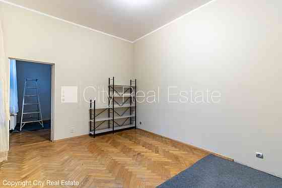 Здание во дворе, благоустроенная озеленённая территория, бесплатная стоянка во Рига