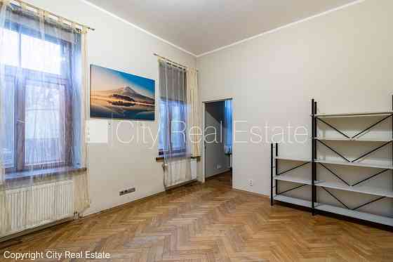 Здание во дворе, благоустроенная озеленённая территория, бесплатная стоянка во Рига