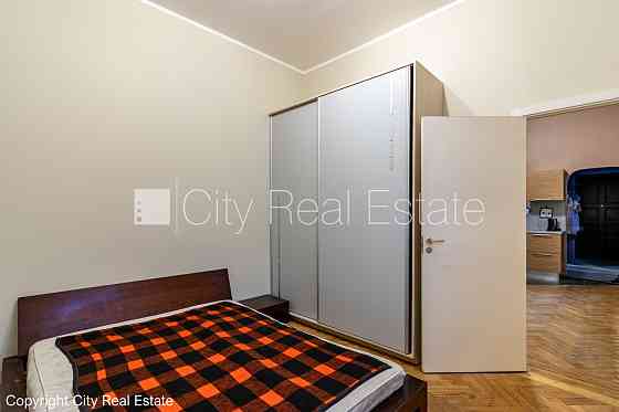 Здание во дворе, благоустроенная озеленённая территория, бесплатная стоянка во Рига