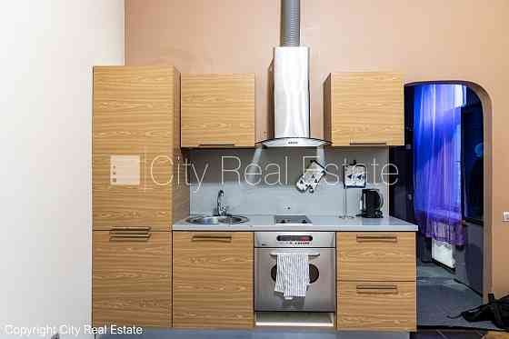 Здание во дворе, благоустроенная озеленённая территория, бесплатная стоянка во Рига