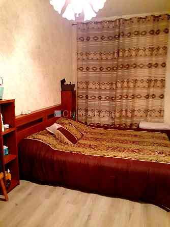 Фасадный дом, фасад с деревянной отделкой, место для машины, вход со двора, окна Rīga