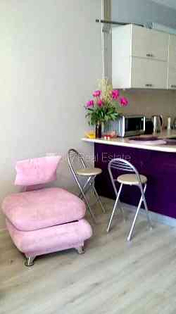 Фасадный дом, фасад с деревянной отделкой, место для машины, вход со двора, окна Rīga