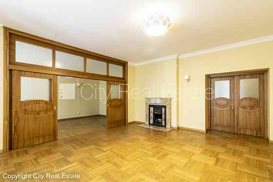 Фасадный дом, реновированный дом, благоустроенная озеленённая территория, Rīga