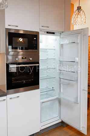 Въездные ворота оснащены автоматической подъёмной системой, бесплатная стоянка Rīga