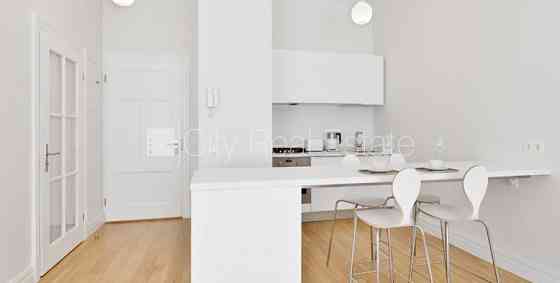 Реновированный дом, студио, кухня объединена с комнатой, высокие потолки, Rīga