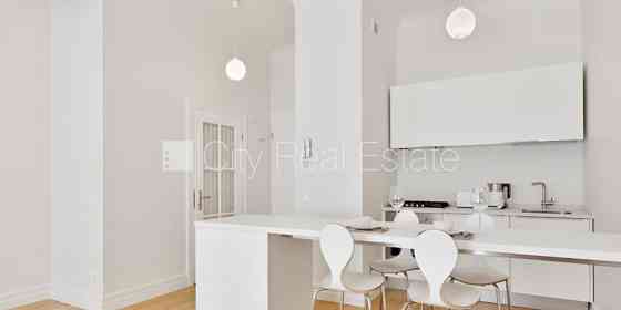 Реновированный дом, студио, кухня объединена с комнатой, высокие потолки, Rīga