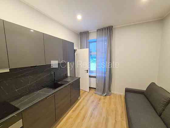 Фасадный дом, реновированный дом, закрытая территория, вход с улицы и со двора, Rīga