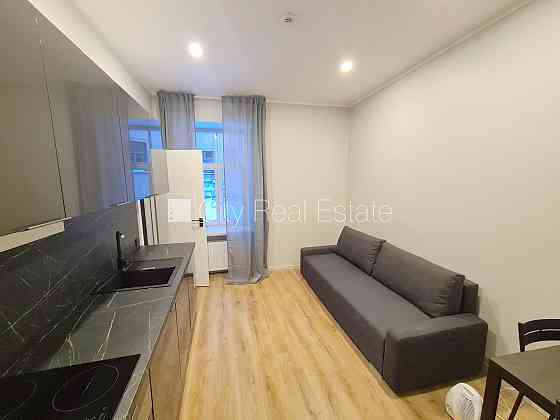 Фасадный дом, реновированный дом, закрытая территория, вход с улицы и со двора, Rīga