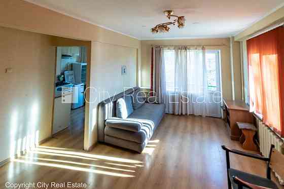 Здание во дворе, благоустроенная озеленённая территория, место для машины, Rīga