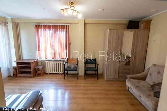 Здание во дворе, благоустроенная озеленённая территория, место для машины, Rīga