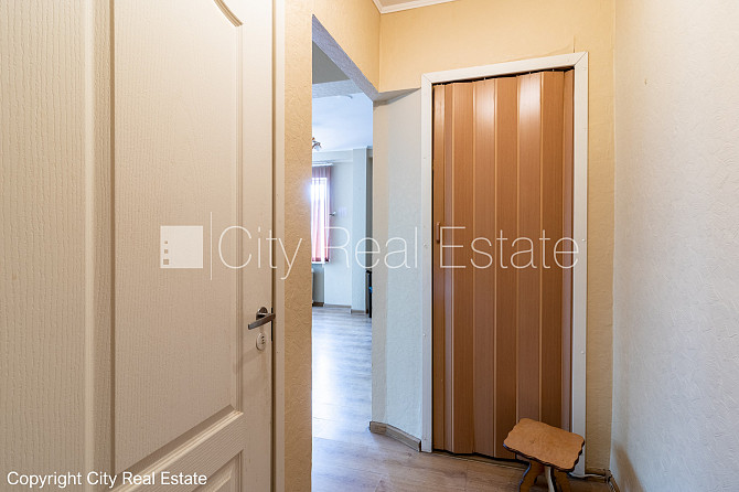 Pagalma ēka, labiekārtota apzaļumota teritorija, vieta automašīnai, kāpņu telpa pēc Rīga - foto 14