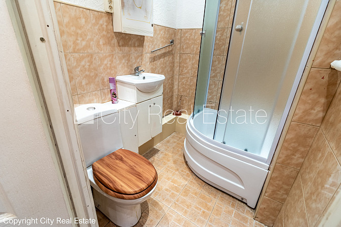 Pagalma ēka, labiekārtota apzaļumota teritorija, vieta automašīnai, kāpņu telpa pēc Rīga - foto 12