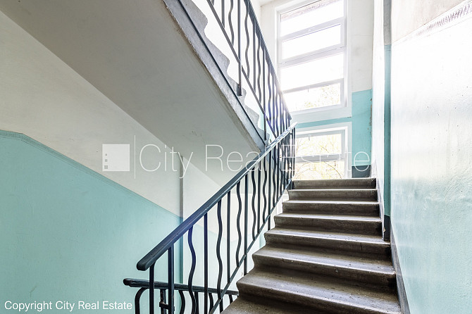 Pagalma ēka, labiekārtota apzaļumota teritorija, vieta automašīnai, kāpņu telpa pēc Rīga - foto 16