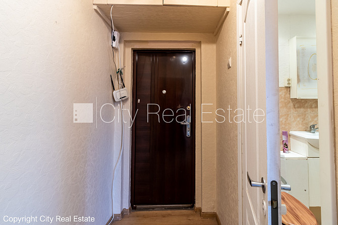 Pagalma ēka, labiekārtota apzaļumota teritorija, vieta automašīnai, kāpņu telpa pēc Rīga - foto 15