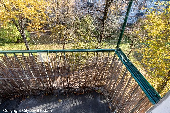 Pagalma ēka, labiekārtota apzaļumota teritorija, vieta automašīnai, kāpņu telpa pēc Rīga - foto 5
