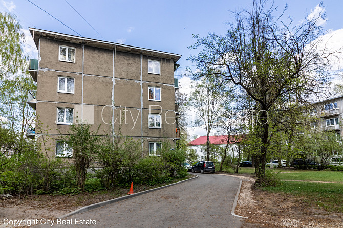 Pagalma ēka, labiekārtota apzaļumota teritorija, vieta automašīnai, kāpņu telpa pēc Rīga - foto 17