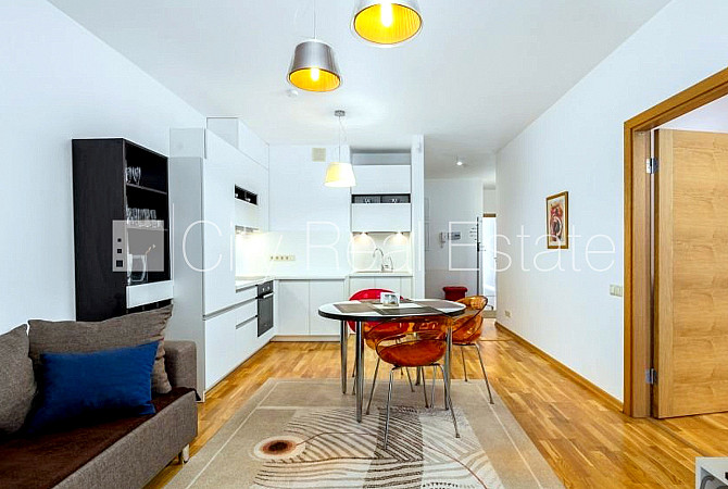 Jaunceltne, fasādes māja, labiekārtota apzaļumota teritorija, garāža vienai automašīnai, Rīga - foto 2