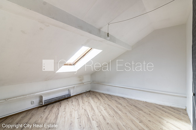 Fasādes māja, renovēta māja, ieeja no ielas, mansards, kāpņu telpa pēc kosmētiskā remonta, Rīga - foto 13