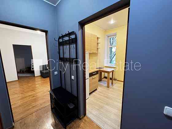 Здание во дворе, реновированный дом, благоустроенная озеленённая территория, Rīga