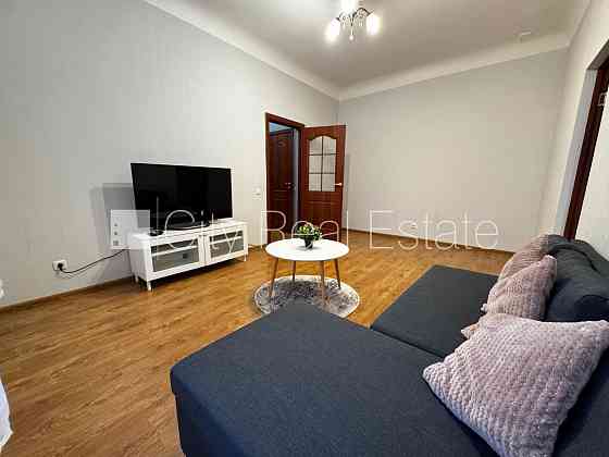 Здание во дворе, реновированный дом, благоустроенная озеленённая территория, Rīga