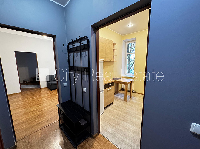 Pagalma ēka, renovēta māja, labiekārtota apzaļumota teritorija, vieta automašīnai, viena Rīga - foto 4