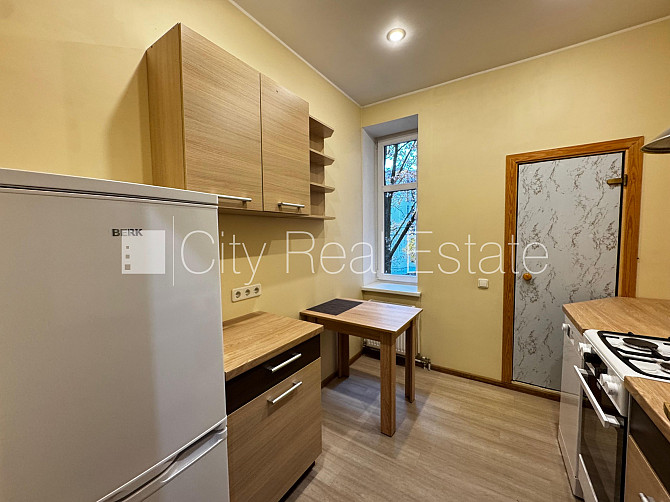 Pagalma ēka, renovēta māja, labiekārtota apzaļumota teritorija, vieta automašīnai, viena Rīga - foto 9