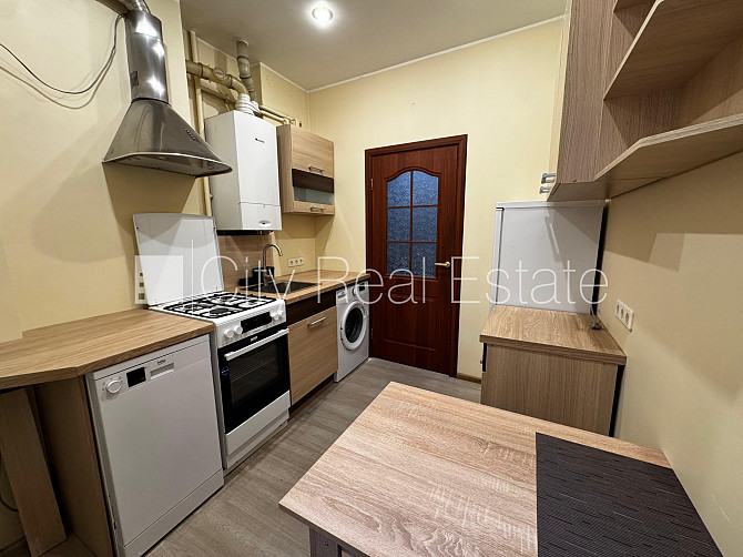 Pagalma ēka, renovēta māja, labiekārtota apzaļumota teritorija, vieta automašīnai, viena Rīga - foto 7