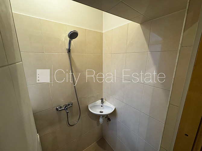 Pagalma ēka, renovēta māja, labiekārtota apzaļumota teritorija, vieta automašīnai, viena Rīga - foto 14