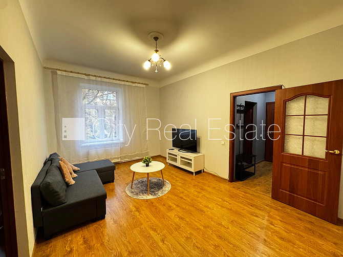 Pagalma ēka, renovēta māja, labiekārtota apzaļumota teritorija, vieta automašīnai, viena Rīga - foto 3