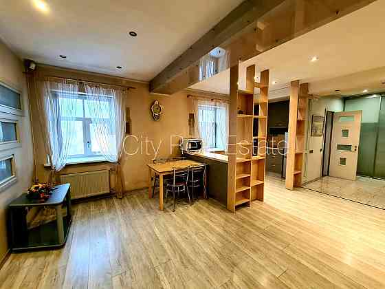 Фасадный дом, бесплатная стоянка во дворе, вход со двора, окна выходят во двор, Rīga