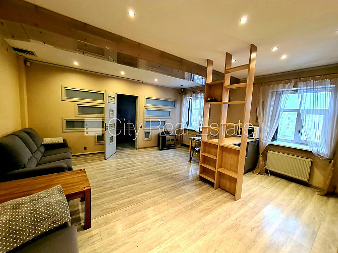 Fasādes māja, bezmaksas stāvvieta pagalmā, ieeja no pagalma, logi vērsti uz pagalma pusi, Rīga - foto 1