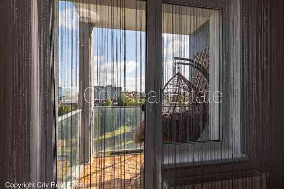 Новостройка, фасадный дом, благоустроенный озеленённый двор, территория Rīga