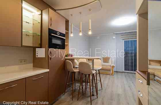 Новостройка, фасадный дом, благоустроенный озеленённый двор, территория Rīga