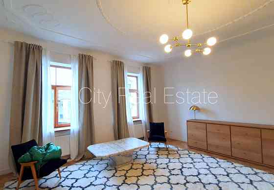 Фасадный дом, закрытый двор, место для машины, окна выходят в обе стороны дома, Rīga