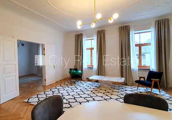 Фасадный дом, закрытый двор, место для машины, окна выходят в обе стороны дома, Rīga