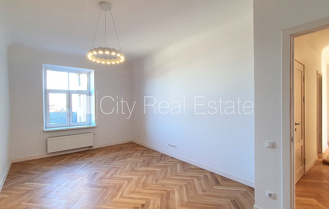 Fasādes māja, slēgts pagalms, vieta automašīnai, logi vērsti mājas abās pusēs, plašs Rīga - foto 15