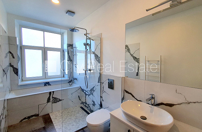 Fasādes māja, slēgts pagalms, vieta automašīnai, logi vērsti mājas abās pusēs, plašs Rīga - foto 9