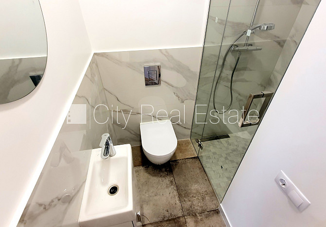 Fasādes māja, slēgts pagalms, vieta automašīnai, logi vērsti mājas abās pusēs, plašs Rīga - foto 18