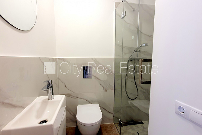 Fasādes māja, slēgts pagalms, vieta automašīnai, logi vērsti mājas abās pusēs, plašs Rīga - foto 19