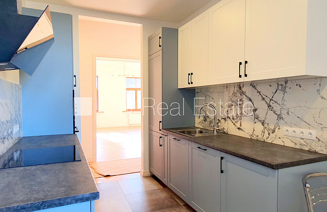 Fasādes māja, slēgts pagalms, vieta automašīnai, logi vērsti mājas abās pusēs, plašs Rīga - foto 7