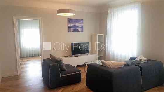 Реновированный дом, благоустроенный озеленённый двор, вход с улицы, лифт, Rīga